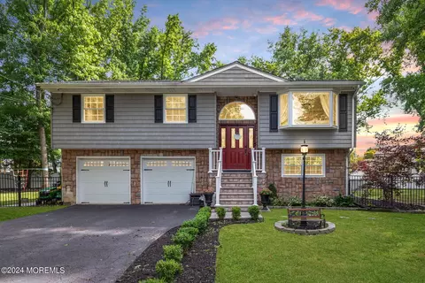 6 Hogarth St, Hazlet, NJ 07730