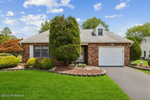 8 Little Ct, Marlboro, NJ 07746