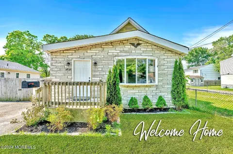 56 Crescent St, Keansburg, NJ 07734