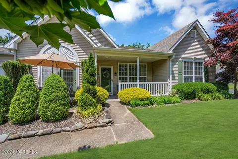 20 Sunnybrook Ln, Lakewood, NJ 08701