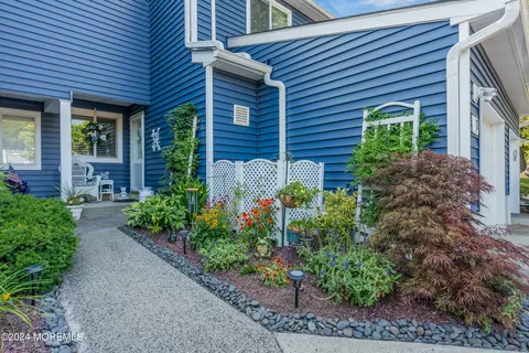 7 Spring Ct, Tinton Falls, NJ 07724