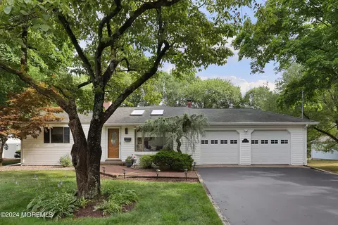 93 Swartzel Dr, Middletown, NJ 07748