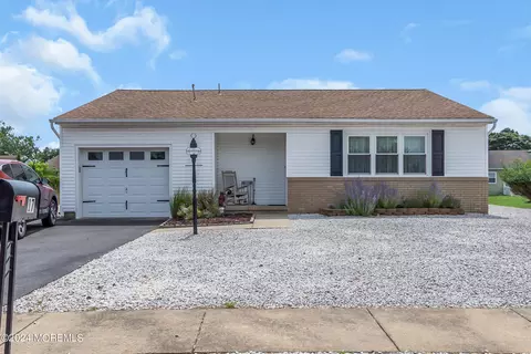 17 Wiltshire Ct, Toms River, NJ 08757