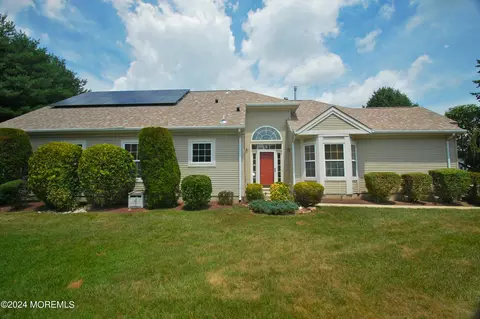 8 Devereux Dr, Manchester, NJ 08759