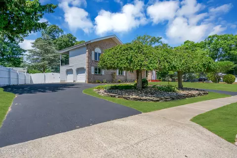 31 Oak Hill Dr, Toms River, NJ 08753
