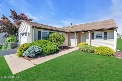7 Lansdale Dr, Marlboro, NJ 07746