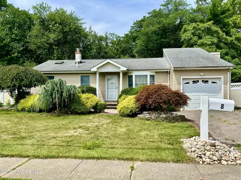 8 Brookside Ave, Hazlet, NJ 07730