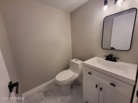 Bath - 7 Elm Pl, Matawan, NJ 07747 photo 1 of 4