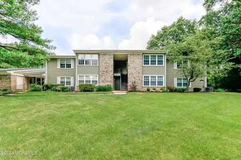8 Arrowwood Ct, Red Bank, NJ 07701