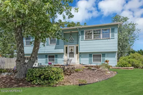 833 Tudor Ct, Toms River, NJ 08753