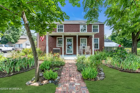 33 Manchester Ave, Keyport, NJ 07735