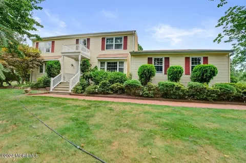 6 Sleepy Hollow Rd, Red Bank, NJ 07701