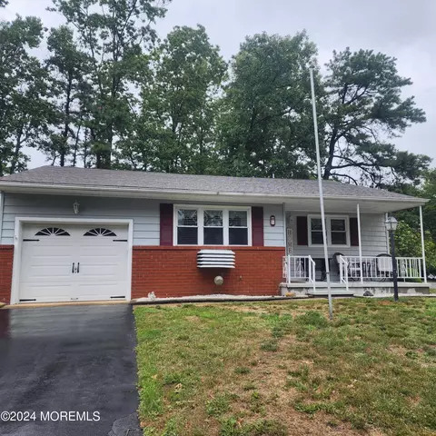 5 Kansas Dr, Whiting, NJ 08759