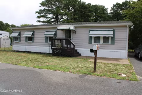 33 Eagle Ln, Whiting, NJ 08759