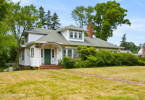 123 W Main St, Freehold, NJ 07728