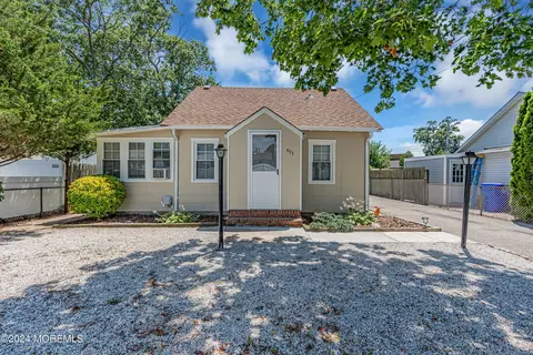 493 W Briarcliff Dr, Brick, NJ 08723