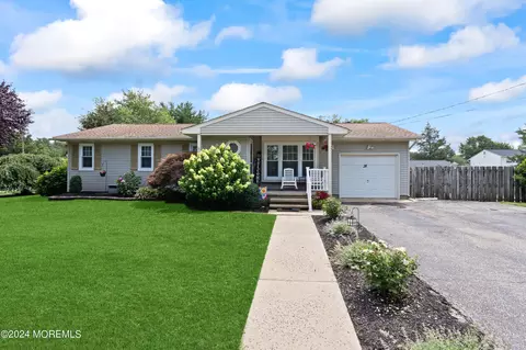 38 Edison St, Bayville, NJ 08721