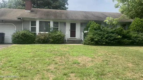26 Fieldcrest Ln, Brick, NJ 08724