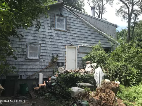 17 Chestnut St, Farmingdale, NJ 07727
