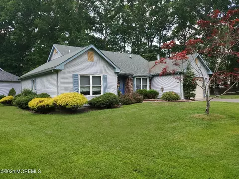 566 Petunia Ln N, Whiting, NJ 08759