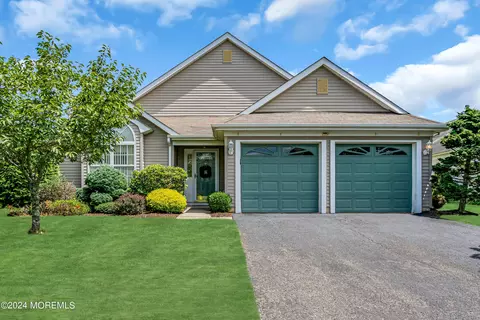 92 Rosewood Dr, Lakewood, NJ 08701