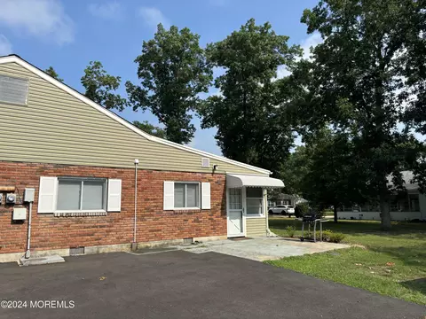 16 Cedar St #D, Toms River, NJ 08757
