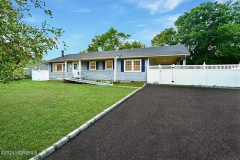55 Old Queens Blvd, Manalapan, NJ 07726