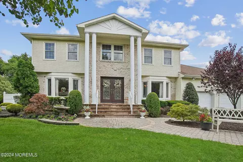 4 Woodhollow Dr, Manalapan, NJ 07726