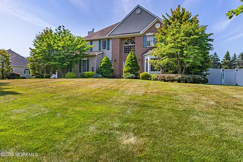10 Highland Ct, Freehold, NJ 07728