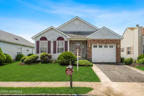 8 Cardigan Dr, Toms River, NJ 08757