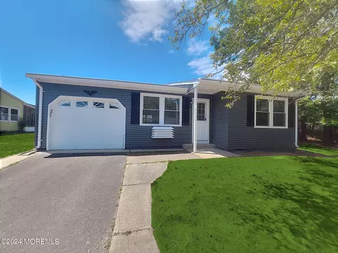 107 Chelsea Dr, Whiting, NJ 08759