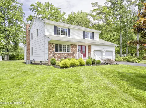 38 Kensington Dr, Manalapan, NJ 07726
