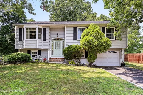 1 Peri Pl, Keansburg, NJ 07734