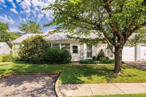 2 Wisteria Ct #A, Lakewood, NJ 08701