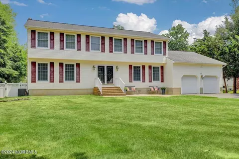 29 Jared Ln, Manalapan, NJ 07726