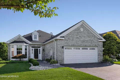 18 Betsy Ross Dr, Allentown, NJ 08501