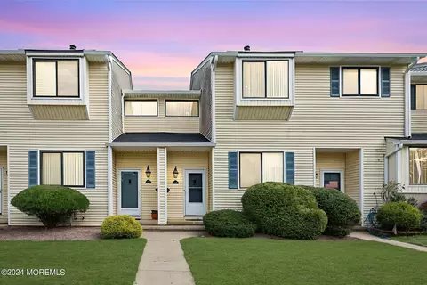 123 Clubhouse Dr, Middletown, NJ 07748