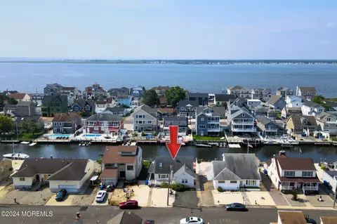 15 Venetian Ct, Toms River, NJ 08753