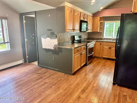 Kitchen - 36 Chestnut St, Waretown, NJ 08758 photo 1 of 4