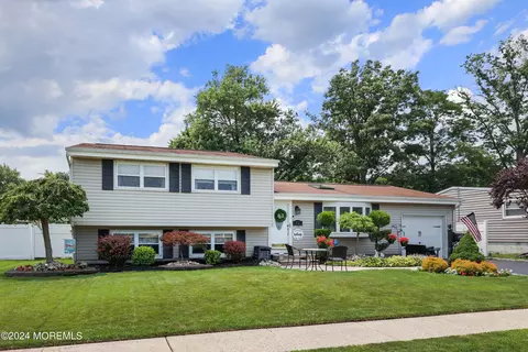 37 Lafayette Dr, Hazlet, NJ 07730