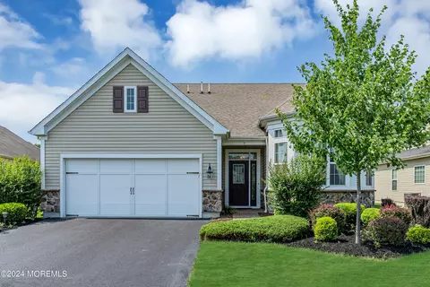 4 W Baccio Ln, Farmingdale, NJ 07727