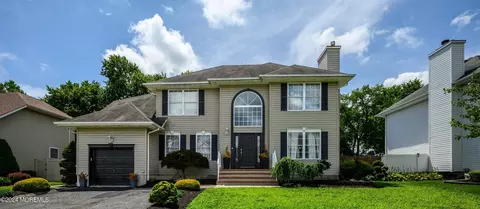 23 Heritage Dr, Englishtown, NJ 07726