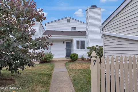 7 Inwood Ter, Freehold, NJ 07728