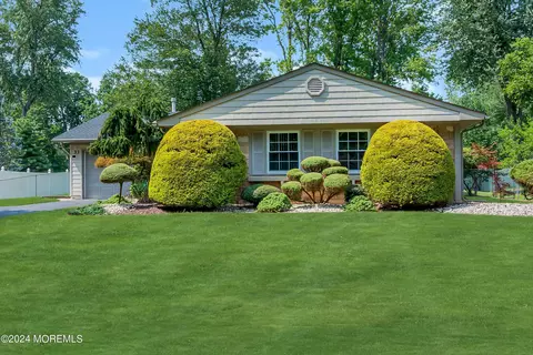 33 Ryan Rd, Manalapan, NJ 07726