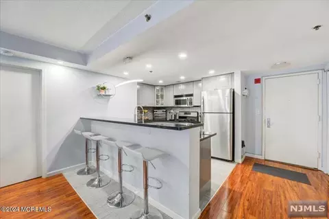 700 1st St #6M, Hoboken, NJ 07030