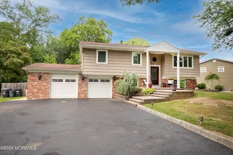 6 Bunker Hill Dr, Manalapan, NJ 07726