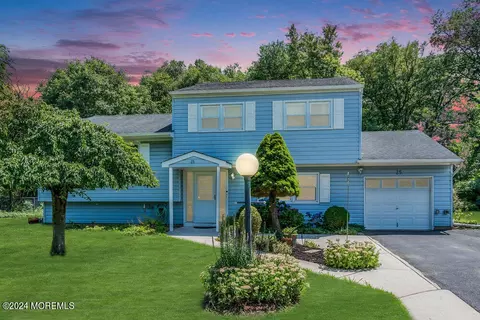 25 Greenleaf Dr, Manalapan, NJ 07726