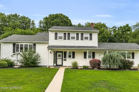3 Elinor St, Middletown, NJ 07748