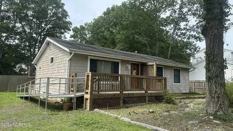 211 Compass Rd, Stafford, NJ 08050