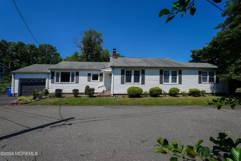 7 Lake Dr, Eatontown, NJ 07724